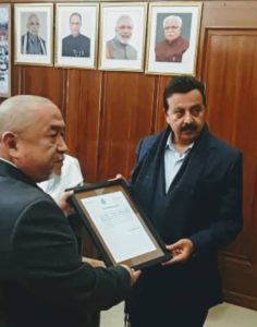 PWD Works (B&R), Forests, Architecture & Civil Aviation Minister Rao Narbir Singh handing over the citation to Takahashi.