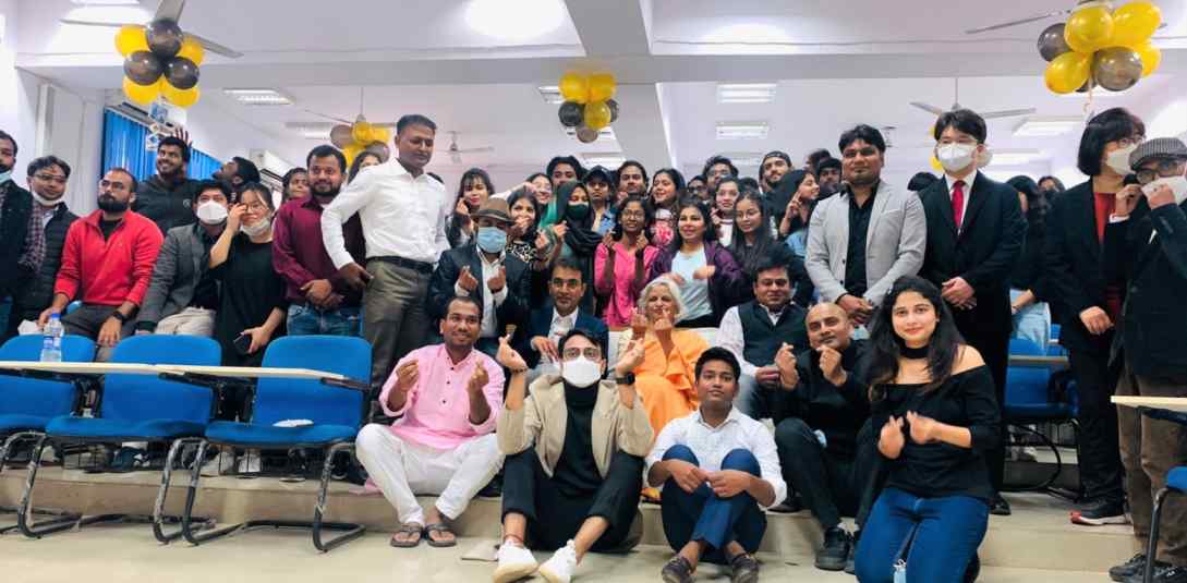 Dr. Raghavan with students and staff at JNU.